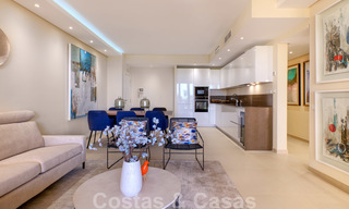 Appartement de luxe à vendre avec vue sur le jardin et la mer dans un complexe en première ligne de plage, sur le New Golden Mile entre Marbella et Estepona 26852 