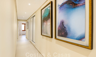 Appartement de luxe à vendre avec vue sur le jardin et la mer dans un complexe en première ligne de plage, sur le New Golden Mile entre Marbella et Estepona 26863 