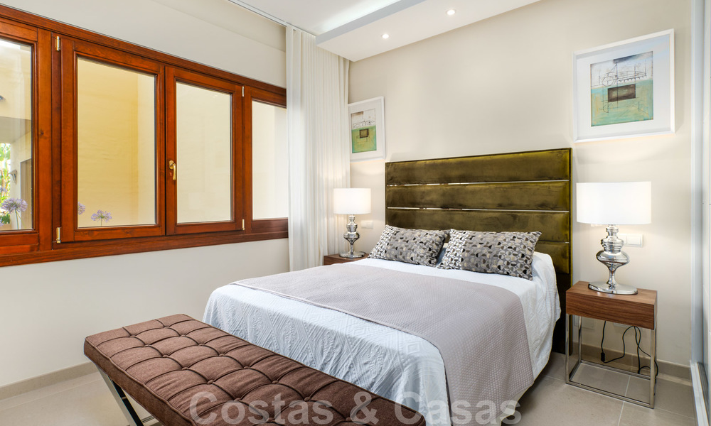 Appartement de luxe à vendre avec vue sur le jardin et la mer dans un complexe en première ligne de plage, sur le New Golden Mile entre Marbella et Estepona 26866