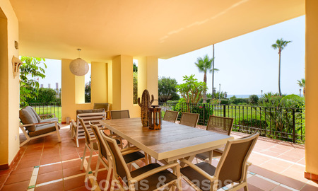 Appartement de luxe à vendre avec vue sur le jardin et la mer dans un complexe en première ligne de plage, sur le New Golden Mile entre Marbella et Estepona 26870