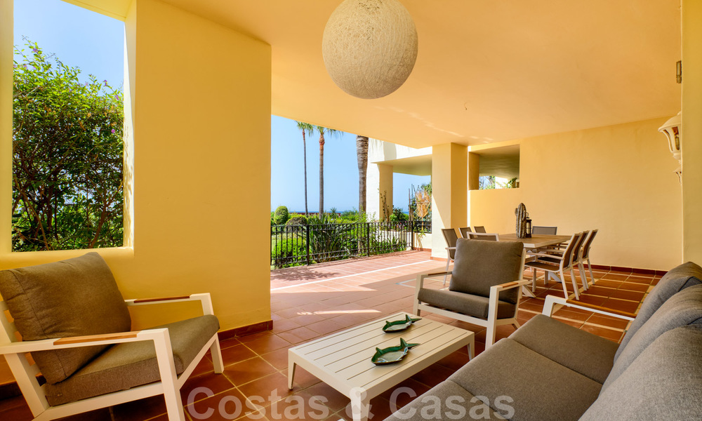 Appartement de luxe à vendre avec vue sur le jardin et la mer dans un complexe en première ligne de plage, sur le New Golden Mile entre Marbella et Estepona 26872