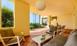 Appartement de luxe à vendre avec vue sur le jardin et la mer dans un complexe en première ligne de plage, sur le New Golden Mile entre Marbella et Estepona 26872 