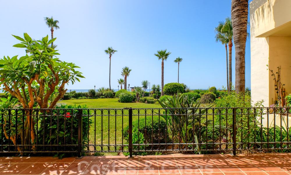 Appartement de luxe à vendre avec vue sur le jardin et la mer dans un complexe en première ligne de plage, sur le New Golden Mile entre Marbella et Estepona 26873