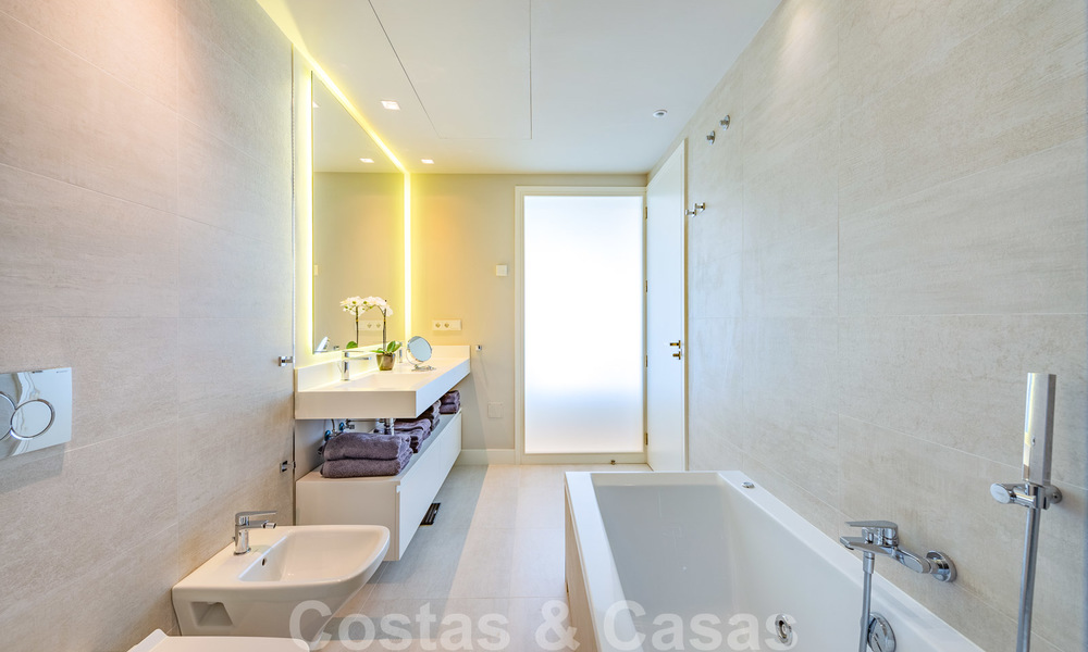 Prix fortement réduit. Spacieux appartement moderne de luxe à vendre avec vue sur la mer et prêt à emménager, Nueva Andalucia, Marbella 26918
