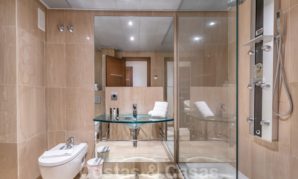 Appartement moderne à vendre dans un complexe en bord de mer avec vue sur la mer, situé entre Marbella et Estepona 26996