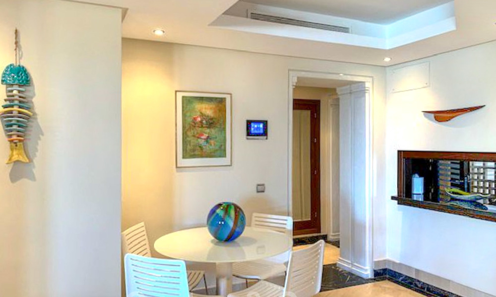 Appartement moderne à vendre dans un complexe en bord de mer avec vue sur la mer, situé entre Marbella et Estepona 27002