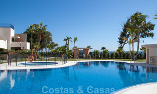 Appartement moderne à vendre dans un complexe en bord de mer avec vue sur la mer, situé entre Marbella et Estepona 27016 