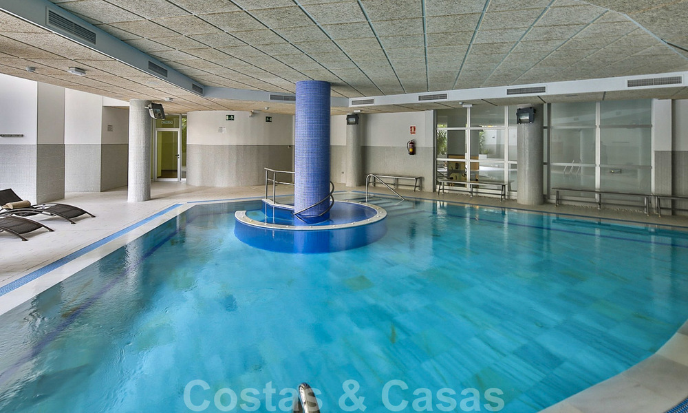 Appartement moderne à vendre dans un complexe en bord de mer avec vue sur la mer, situé entre Marbella et Estepona 27018