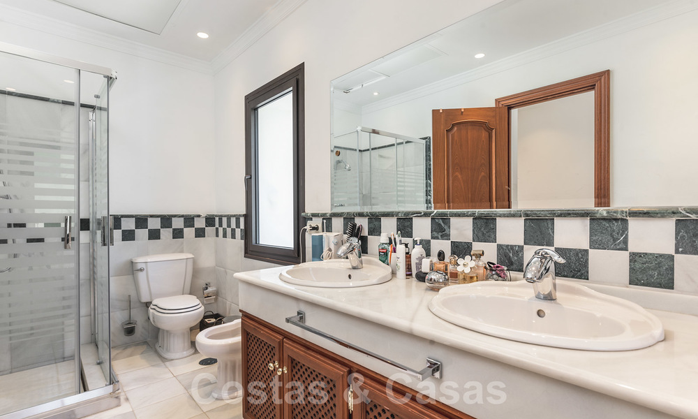 Villa de luxe rénovée à vendre dans un style méditerranéen moderne dans l'exclusive Cascada de Camojan sur le Golden Mile à Marbella 27047