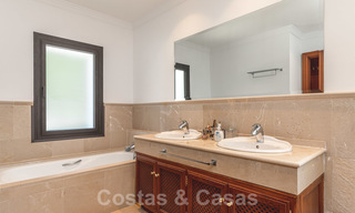 Villa de luxe rénovée à vendre dans un style méditerranéen moderne dans l'exclusive Cascada de Camojan sur le Golden Mile à Marbella 27057 