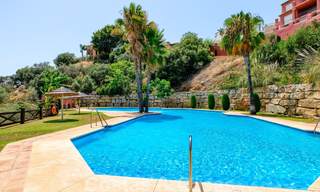 Appartement spacieux avec une grande terrasse et un jardin privé avec vue panoramique sur la côte et la mer à Benahavis - Marbella 27099 