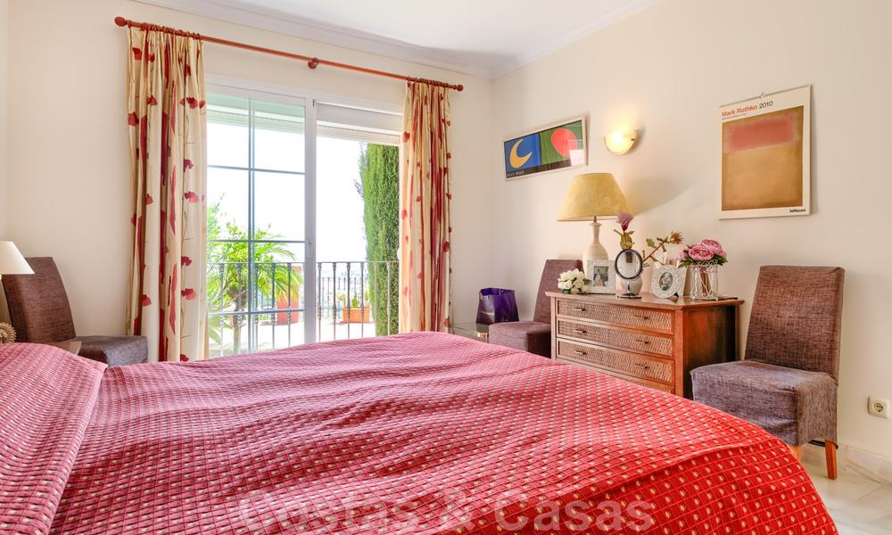 Appartement spacieux avec une grande terrasse et un jardin privé avec vue panoramique sur la côte et la mer à Benahavis - Marbella 27109
