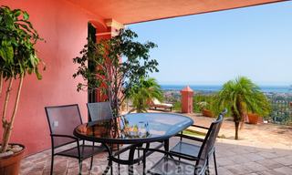 Appartement spacieux avec une grande terrasse et un jardin privé avec vue panoramique sur la côte et la mer à Benahavis - Marbella 27116 