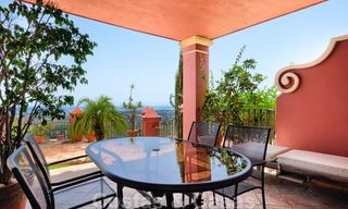 Appartement spacieux avec une grande terrasse et un jardin privé avec vue panoramique sur la côte et la mer à Benahavis - Marbella 27117 