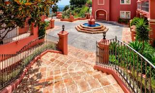 Appartement spacieux avec une grande terrasse et un jardin privé avec vue panoramique sur la côte et la mer à Benahavis - Marbella 27124 