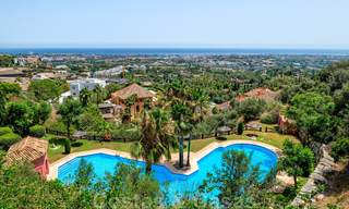 Appartement spacieux avec une grande terrasse et un jardin privé avec vue panoramique sur la côte et la mer à Benahavis - Marbella 27126 