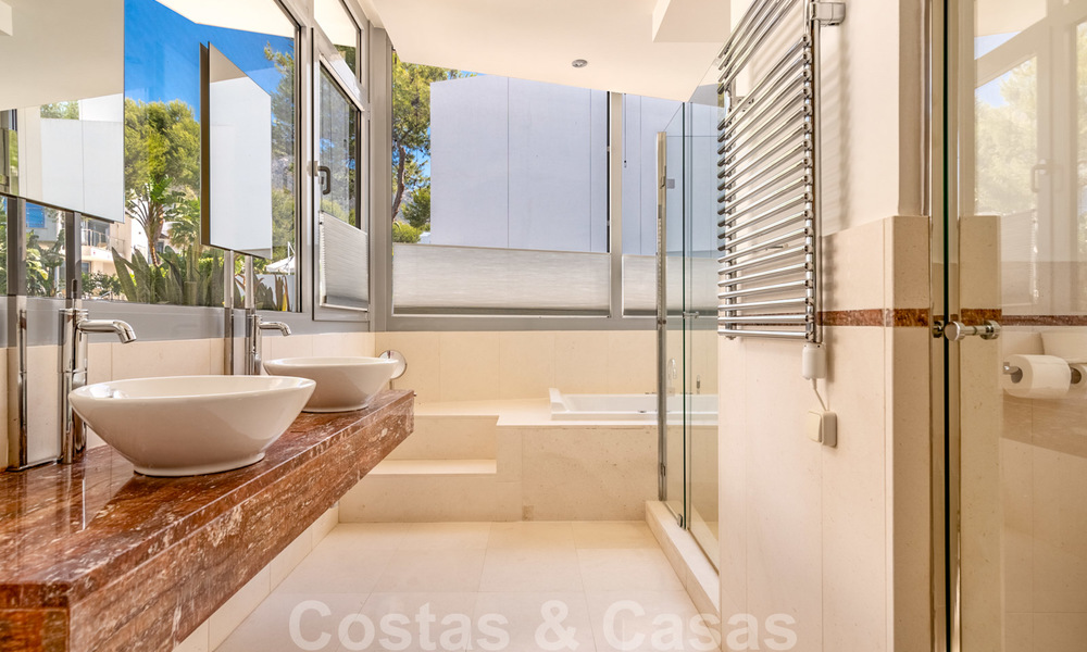 Maison d'angle moderne et luxueuse avec vue sur la mer à vendre dans l'exclusive Sierra Blanca, Marbella 27140