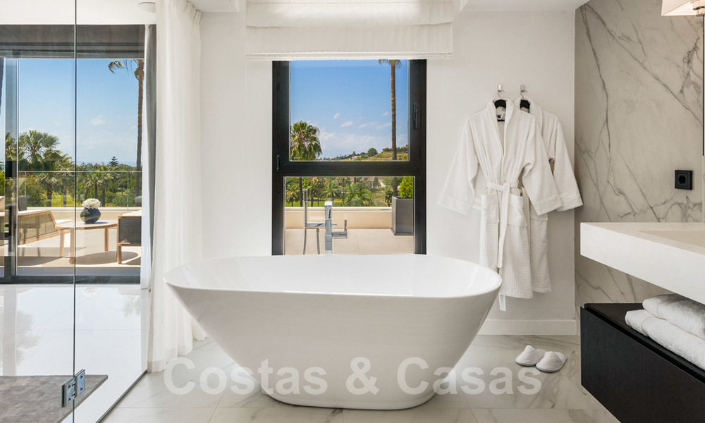 Villa spectaculaire de design moderne à vendre, en première ligne de golf à Nueva Andalucia, Marbella 27224