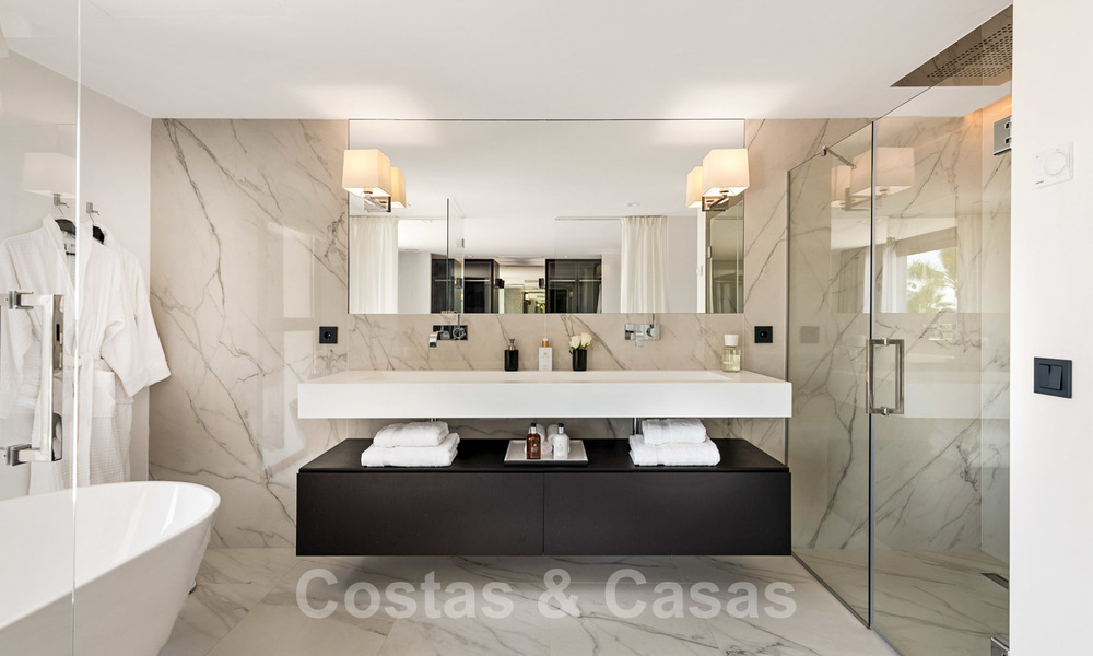 Villa spectaculaire de design moderne à vendre, en première ligne de golf à Nueva Andalucia, Marbella 27244