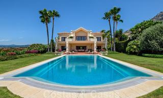 Villa de luxe méditerranéenne classique à vendre avec vue imprenable sur la mer dans une résidence fermée sur le Golden Mile, Marbella 27274 