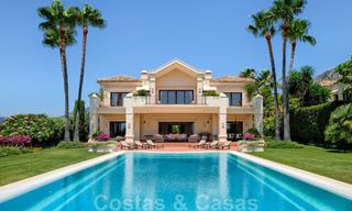 Villa de luxe méditerranéenne classique à vendre avec vue imprenable sur la mer dans une résidence fermée sur le Golden Mile, Marbella 27275 
