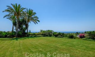 Villa de luxe méditerranéenne classique à vendre avec vue imprenable sur la mer dans une résidence fermée sur le Golden Mile, Marbella 27278 