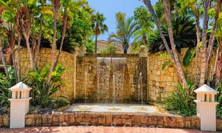 Villa de luxe méditerranéenne classique à vendre avec vue imprenable sur la mer dans une résidence fermée sur le Golden Mile, Marbella 27285 