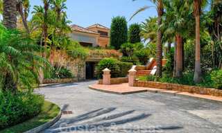 Villa de luxe méditerranéenne classique à vendre avec vue imprenable sur la mer dans une résidence fermée sur le Golden Mile, Marbella 27286 