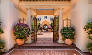 Villa de luxe méditerranéenne classique à vendre avec vue imprenable sur la mer dans une résidence fermée sur le Golden Mile, Marbella 27287 