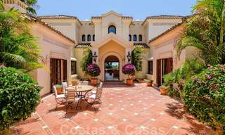 Villa de luxe méditerranéenne classique à vendre avec vue imprenable sur la mer dans une résidence fermée sur le Golden Mile, Marbella 27288 
