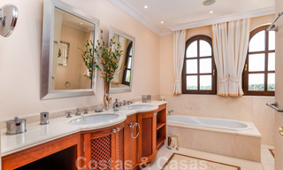 Villa de luxe méditerranéenne classique à vendre avec vue imprenable sur la mer dans une résidence fermée sur le Golden Mile, Marbella 27290 