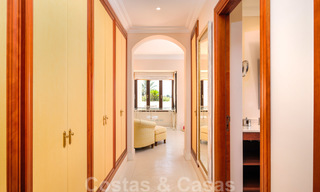 Villa de luxe méditerranéenne classique à vendre avec vue imprenable sur la mer dans une résidence fermée sur le Golden Mile, Marbella 27291 