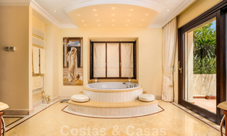 Villa de luxe méditerranéenne classique à vendre avec vue imprenable sur la mer dans une résidence fermée sur le Golden Mile, Marbella 27295 