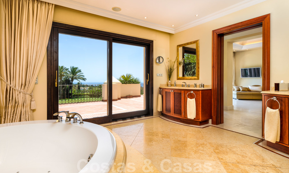 Villa de luxe méditerranéenne classique à vendre avec vue imprenable sur la mer dans une résidence fermée sur le Golden Mile, Marbella 27296