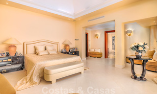 Villa de luxe méditerranéenne classique à vendre avec vue imprenable sur la mer dans une résidence fermée sur le Golden Mile, Marbella 27298 