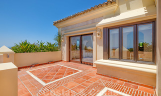 Villa de luxe méditerranéenne classique à vendre avec vue imprenable sur la mer dans une résidence fermée sur le Golden Mile, Marbella 27300 