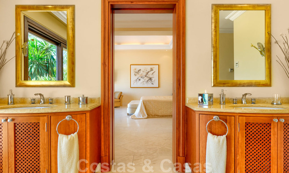 Villa de luxe méditerranéenne classique à vendre avec vue imprenable sur la mer dans une résidence fermée sur le Golden Mile, Marbella 27304