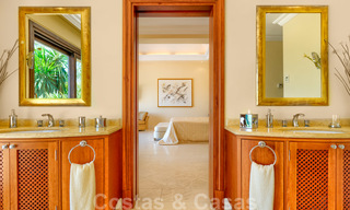 Villa de luxe méditerranéenne classique à vendre avec vue imprenable sur la mer dans une résidence fermée sur le Golden Mile, Marbella 27304 
