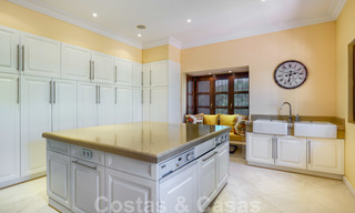 Villa de luxe méditerranéenne classique à vendre avec vue imprenable sur la mer dans une résidence fermée sur le Golden Mile, Marbella 27307 