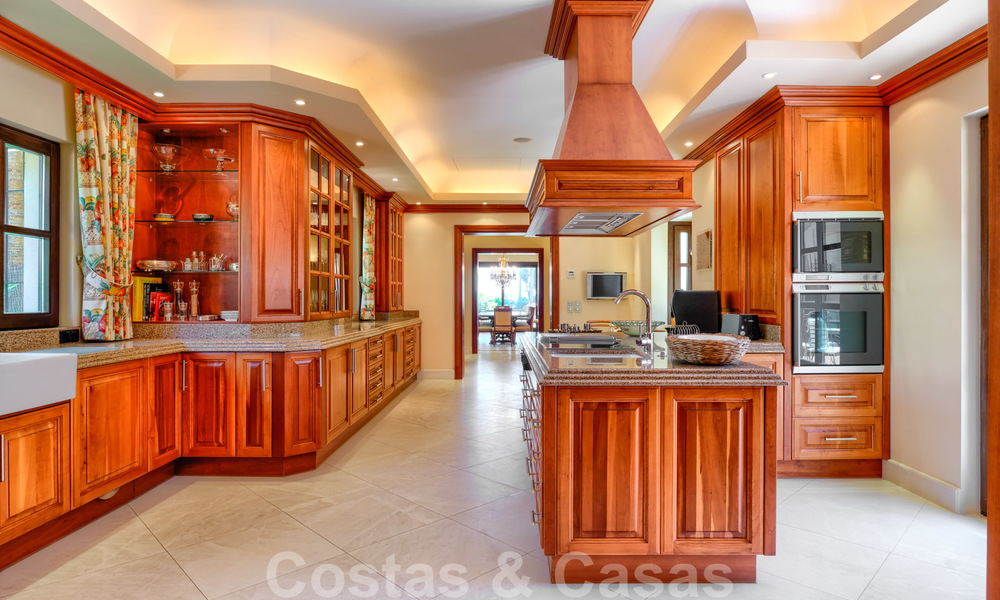 Villa de luxe méditerranéenne classique à vendre avec vue imprenable sur la mer dans une résidence fermée sur le Golden Mile, Marbella 27310