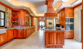 Villa de luxe méditerranéenne classique à vendre avec vue imprenable sur la mer dans une résidence fermée sur le Golden Mile, Marbella 27310 