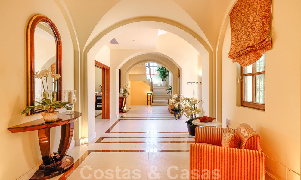 Villa de luxe méditerranéenne classique à vendre avec vue imprenable sur la mer dans une résidence fermée sur le Golden Mile, Marbella 27311