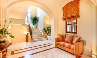 Villa de luxe méditerranéenne classique à vendre avec vue imprenable sur la mer dans une résidence fermée sur le Golden Mile, Marbella 27313 