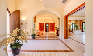 Villa de luxe méditerranéenne classique à vendre avec vue imprenable sur la mer dans une résidence fermée sur le Golden Mile, Marbella 27314 