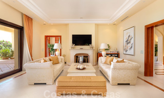 Villa de luxe méditerranéenne classique à vendre avec vue imprenable sur la mer dans une résidence fermée sur le Golden Mile, Marbella 27315 