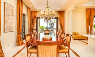 Villa de luxe méditerranéenne classique à vendre avec vue imprenable sur la mer dans une résidence fermée sur le Golden Mile, Marbella 27318 