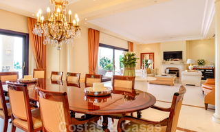 Villa de luxe méditerranéenne classique à vendre avec vue imprenable sur la mer dans une résidence fermée sur le Golden Mile, Marbella 27319 