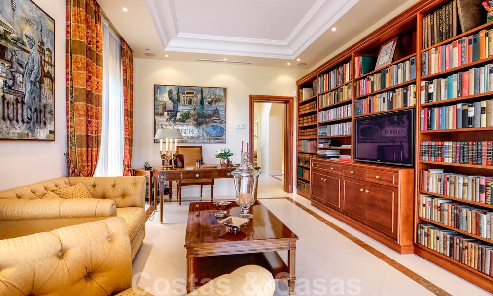 Villa de luxe méditerranéenne classique à vendre avec vue imprenable sur la mer dans une résidence fermée sur le Golden Mile, Marbella 27320