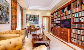 Villa de luxe méditerranéenne classique à vendre avec vue imprenable sur la mer dans une résidence fermée sur le Golden Mile, Marbella 27320 