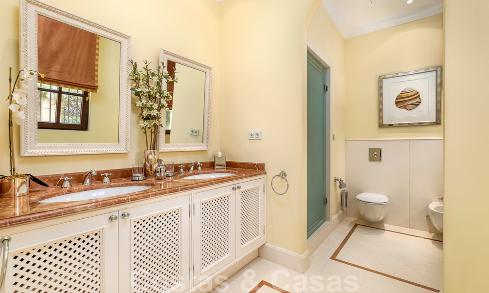Villa de luxe méditerranéenne classique à vendre avec vue imprenable sur la mer dans une résidence fermée sur le Golden Mile, Marbella 27322
